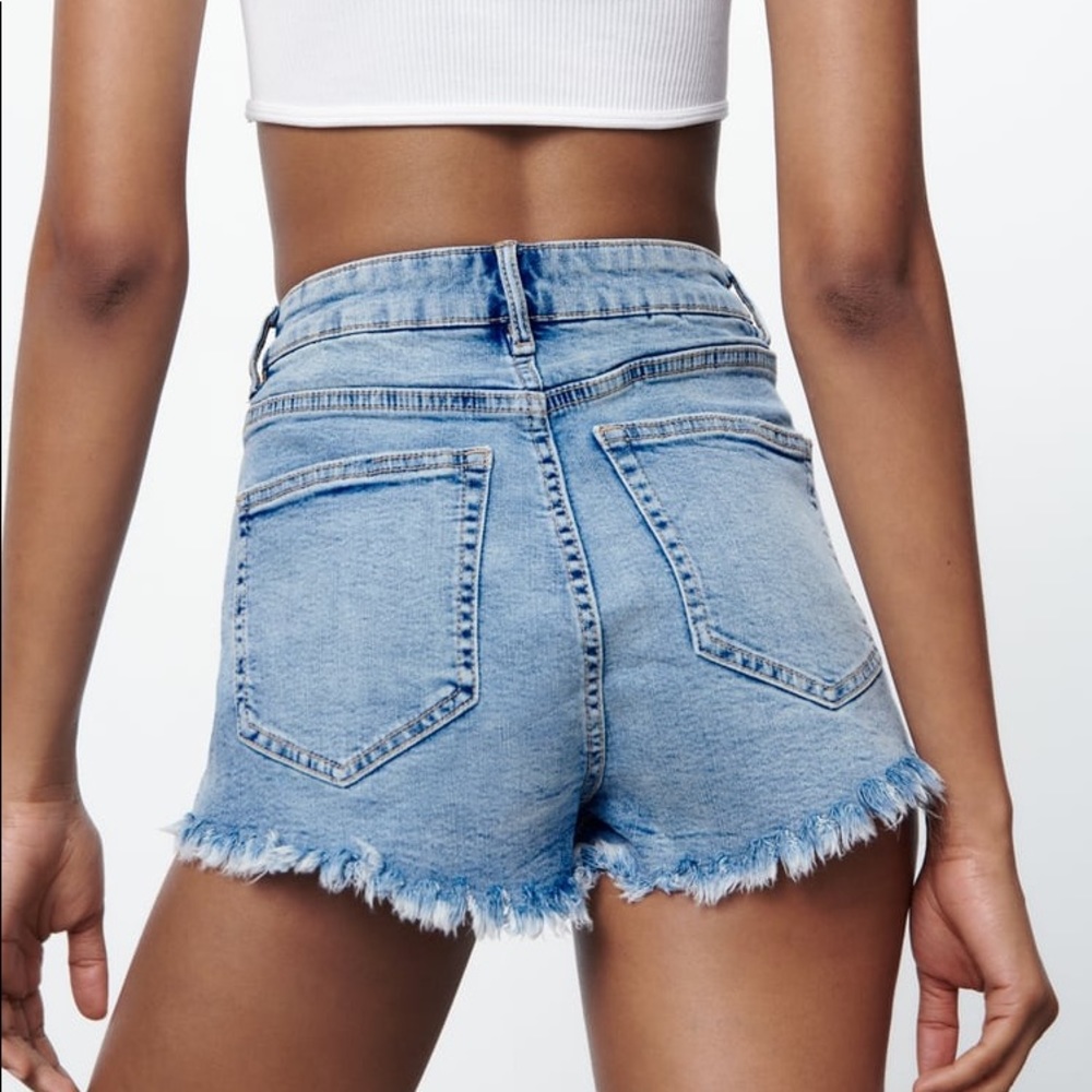 Light wash, high waisted Zara denim shorts - Picture 9 of 9